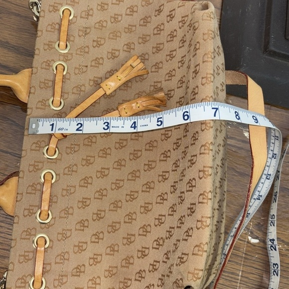 Dooney and Bourke logo double handle signature satchel with Crossbody strap. EUC - Picture 6 of 9